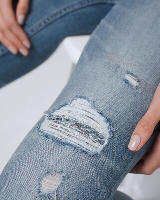 HIGH-RISE DESTRUCTED SLIM JEANS